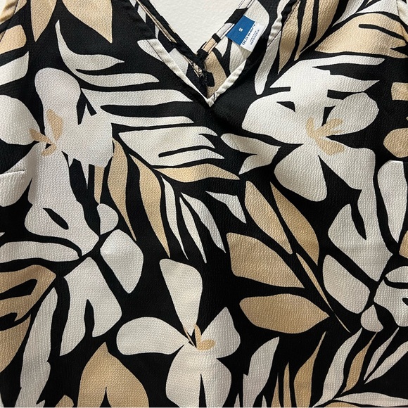 Old Navy Tank Top Deep V Floral Blouse - Picture 5 of 6